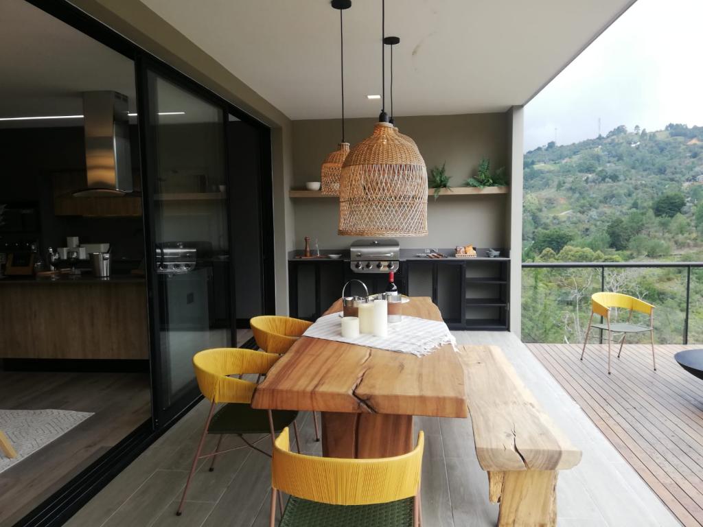 2022060219181674895250215