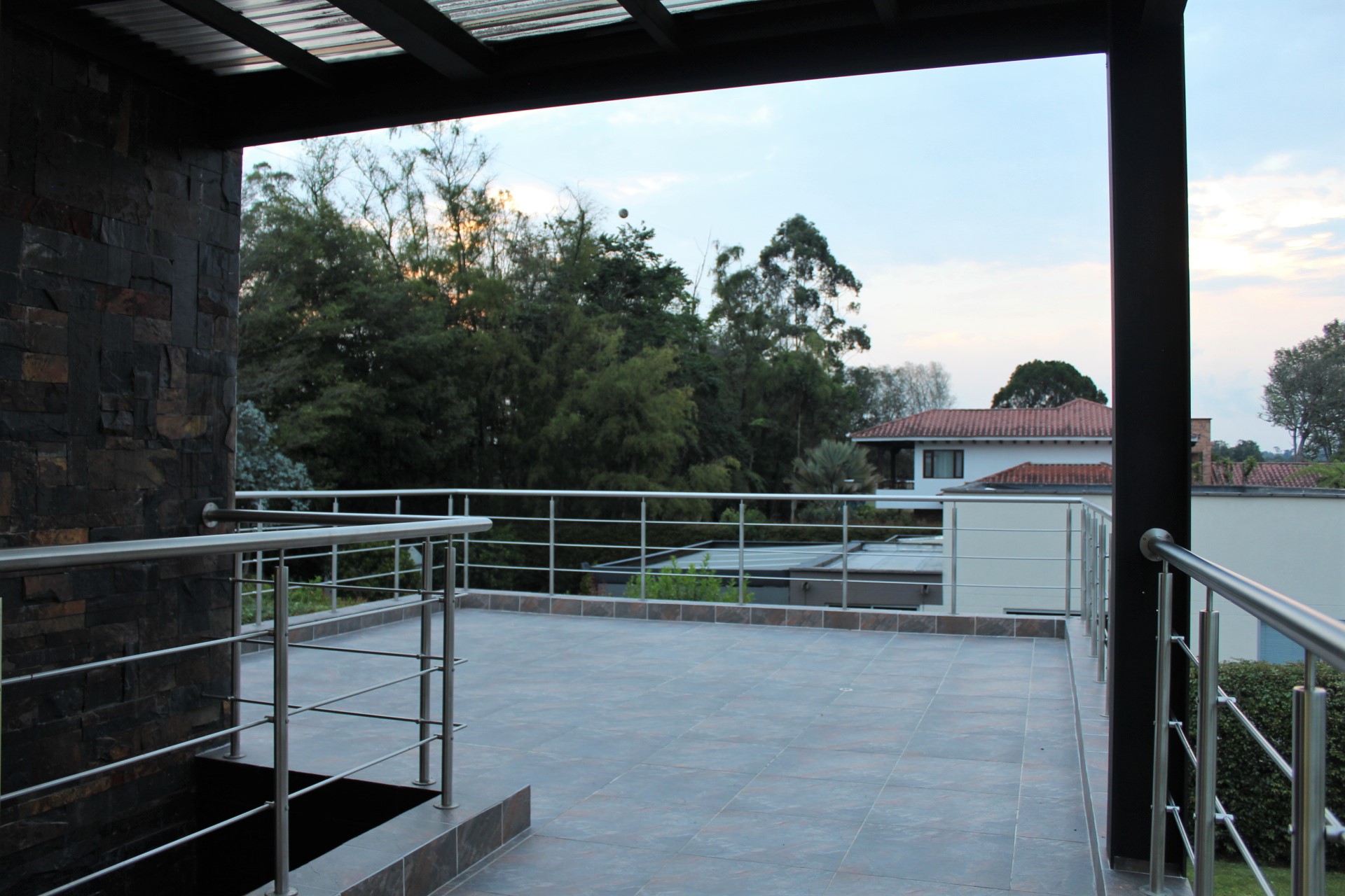 857304920230411104048